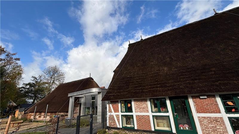 Das Gebäudeensemble der Kita Neuland setzt sich aus einem sanierten Fachwerkgebäude (rechts), einem Neubau (Mitte) und dem früheren Stall zusammen. 3,3 Millionen Euro haben Umbau und Anbau gekostet.