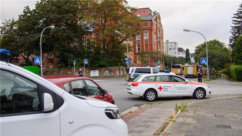 Bombendrohung an Ameos Klinik in Bremerhaven: Polizei gibt Entwarnung Das Gebiet rund um das Klinikum ist von der Polizei gesperrt. Foto: Lothar Scheschonka
