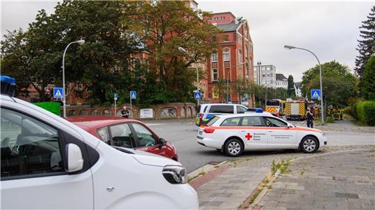 Das Gebiet rund um das Klinikum ist von der Polizei gesperrt. Foto: Lothar Scheschonka