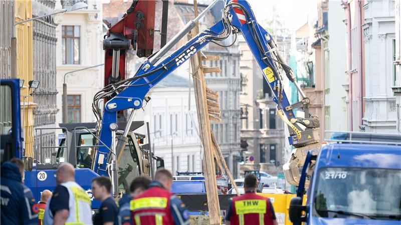 Wettlauf gegen die Zeit - Per Hand nach Vermissten gesucht Das Gebiet um die Einsturzstelle ist weiträumig abgesperrt.