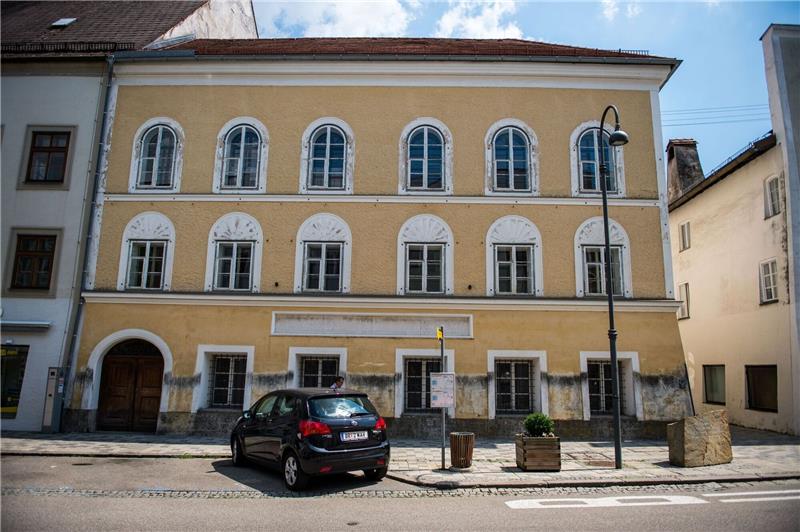 Deutscher steht mit aufgemalten NS-Symbolen auf Stadtplatz Das Geburtshaus von Adolf Hitler in Braunau. (Archivbild)