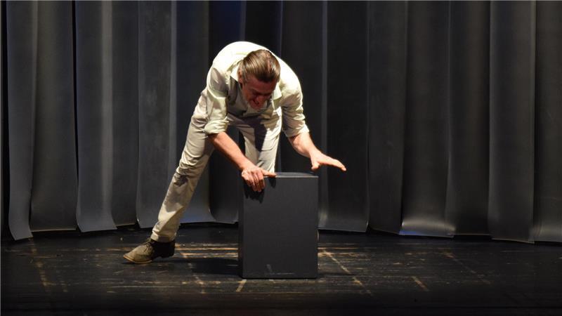 Das Gedankenkarussel dreht seine Runden - genauso wie Ralph Opferkuch um diesen grauen Sitzblock.