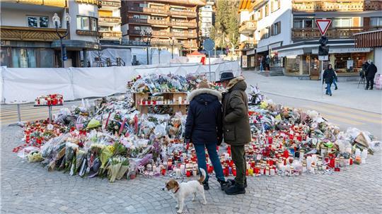 Das Gedenken an die Opfer ist in Crans-Montana allgegenwärtig (Archivbild)