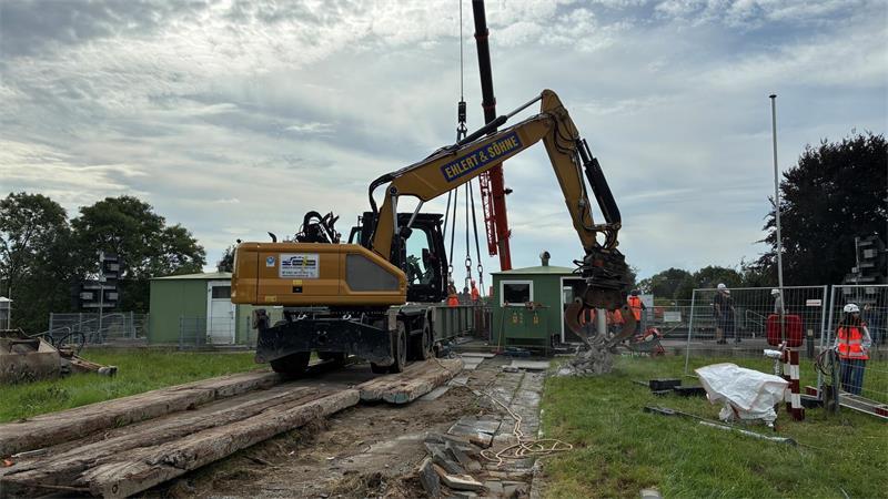 Alte Rollbrücke am Haken: So liefen die Arbeiten über der Este Das Gegengewicht der Rollbrücke wird zertrümmert.