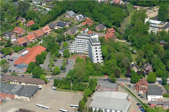 Das Gelände der Finanzbehörde mit dem großen Gebäudekomplex und Parkplätzen soll zum Wohnquartier umgewandelt werden. Foto: Martin Elsen