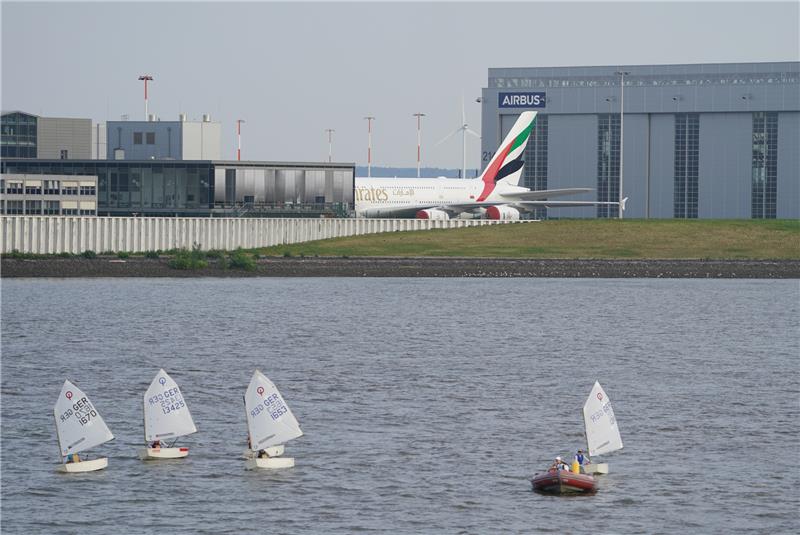 Das Gelände des Flugzeugherstellers Airbus ist von der Elbe aus zu sehen. Foto: Marcus Brandt/dpa