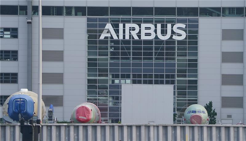 Das Gelände des Flugzeugherstellers Airbus in Finkenwerder ist von der Elbe aus zu sehen. Foto: Marcus Brandt/dpa