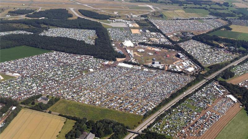 Gefährden Industrieunternehmen Festivalflächen beim Deichbrand? Das Gelände während des Deichbrand-Festivals: Wenn sich neue Industriebetriebe im Industriegebiet in Wanhöden ansiedeln, fällt ein Teil der Campingflächen weg.