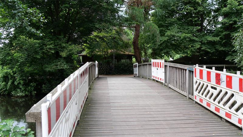 Gildebrücke marode: Weg über die Este in Buxtehude ist versperrt Das Geländer der Brücke am Viver nahe der Westflethpassage ist marode und muss gesichert werden.