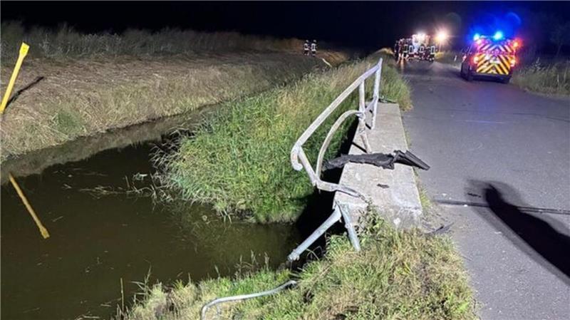 Das Geländer der Brücke lässt erahnen, mit welcher Wucht das Fahrzeug einschlug.