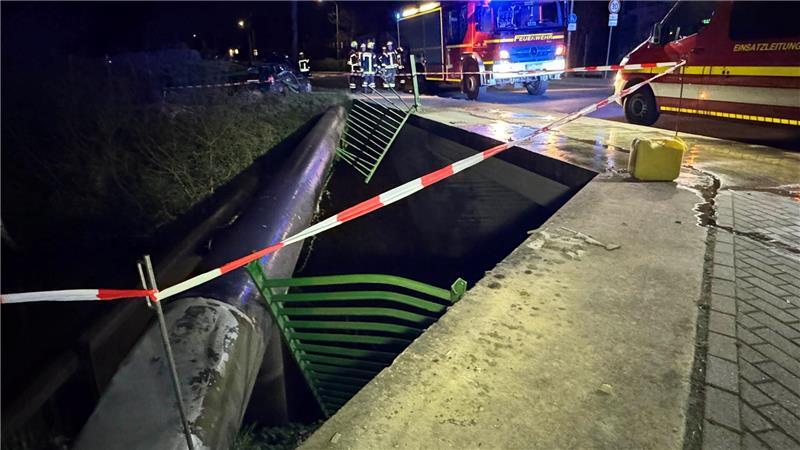 Flucht mit 150 km/h: Spektakulärer Unfall nach Polizeikontrolle Das Geländer wurde komplett zerstört.