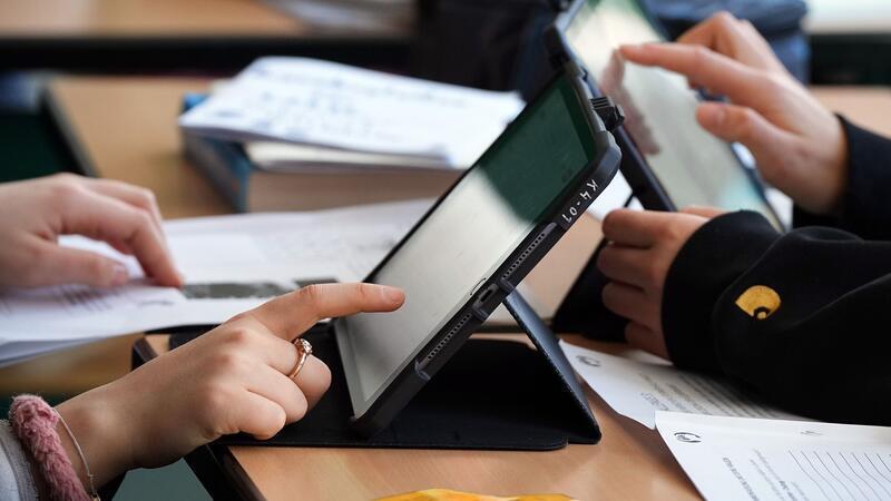 Das Geld aus dem Digitalpakt 2.0 soll unter anderem genutzt werden, um Lehrkräfte fortzubilden. (Symbolbild)