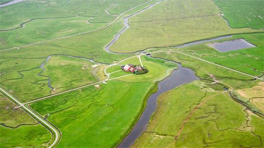 Das Geld ist die Nahversorgung und die medizinische Versorgung auf der Hallig vorgesehen (Archivbild).