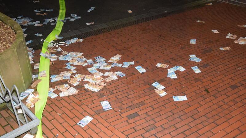 Geldautomat in Harsefeld gesprengt - Tausende Euro liegen auf der Straße Das Geld liegt nach der Sprengung auf der Straße.