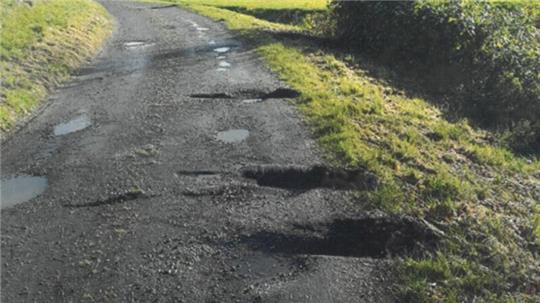 Das Geld wird immer knapper und Drochtersens Straßen immer schlechter - wie hier in der Ritscher Deichstraße.