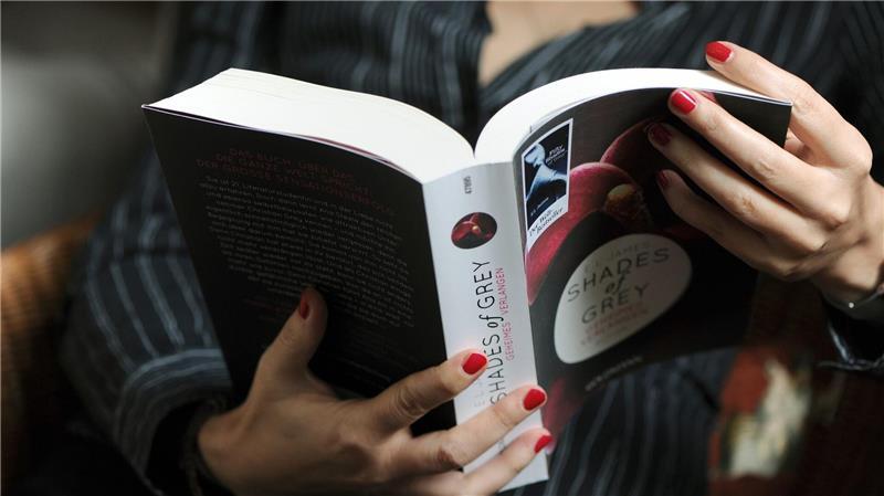 Achtung, dieses Buch kann Sie triggern Das Genre „Dark Romance“ ist besonders bei einer jungen weiblichen Zielgruppe beliebt. In den sozialen Medien teilen die Leserinnen ihre Gedanken zu den oft moralisch schwierigen Themen. (Archivbild)
