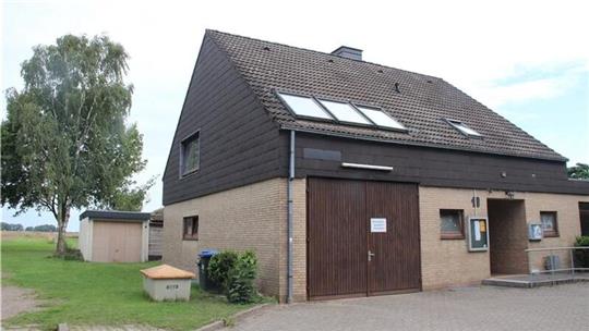Das Gerätehaus am Dorfgemeinschaftshaus an der Apensener Straße in Nindorf reicht seit mehreren Jahren nicht mehr aus für die Ortsfeuerwehr.