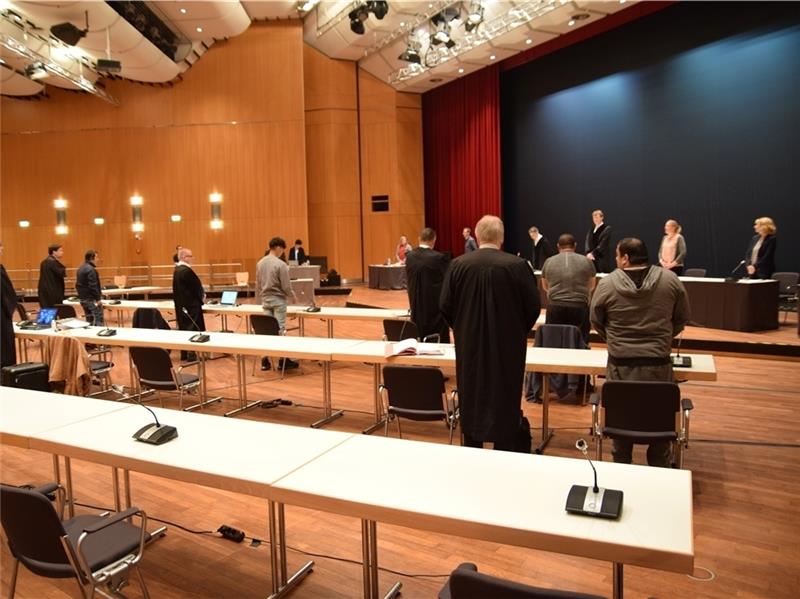 Das Gericht betritt den Saal, an den langen Tischen stehen die fünf Angeklagten und ihre Verteidiger. Fotos: Strüning