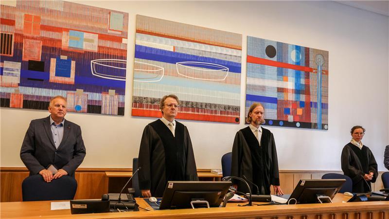 Überraschung im Stader Clan-Prozess: Verteidiger plädieren auf Freispruch Das Gericht mit dem Vorsitzenden Richter Erik Paarmann (Zweiter von rechts), Richterin Nina Stößel (rechts), Richter Benedikt Fulco Witte (Zweiter von links) und einem der beiden Schöffen (links) steht zu Beginn einer Sitzung im Saal des Landgerichts Stade.