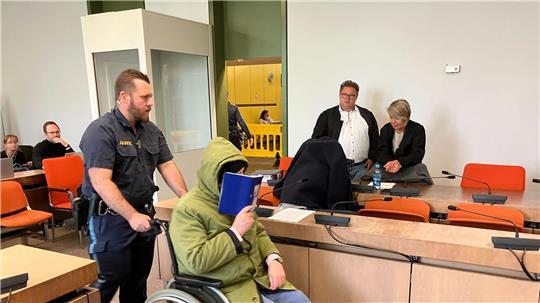 Das Gericht verhängt für beide Angeklagte Haftstrafen.