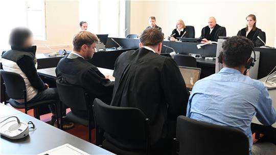 Das Gericht verurteilt die Angeklagten wegen gefährlicher Körperverletzung, aber nicht wegen versuchten Totschlags, wie es die Staatsanwaltschaft wollte.