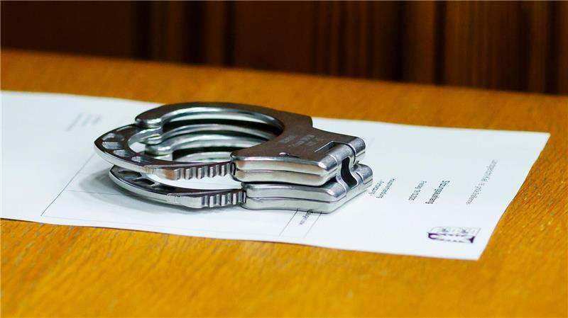 Das Gericht verurteilte den 53-Jährigen zu einer lebenslangen Haftstrafe.