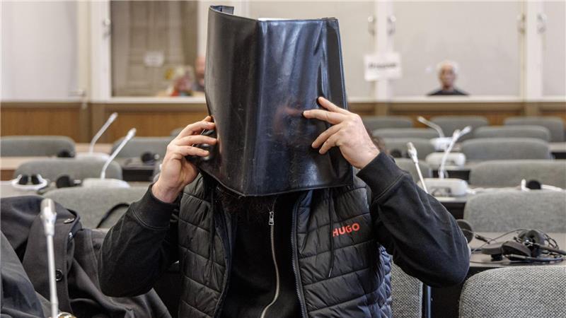 Das Gericht verurteilte den Angeklagten zu einer lebenslangen Freiheitsstrafe. 