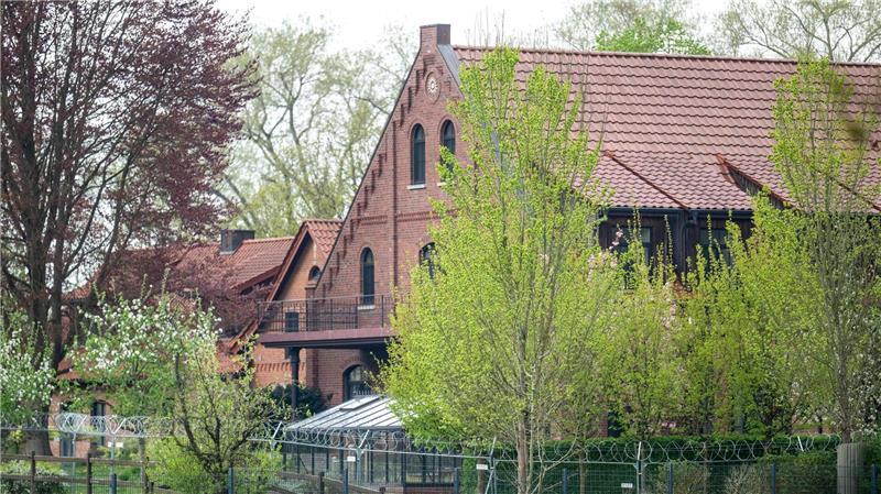 Gericht zieht für Klette-Prozess in umgebaute Reithalle Das Gericht zieht für den Klette-Prozess in eine umfunktionierte Reithalle. (Archivfoto)