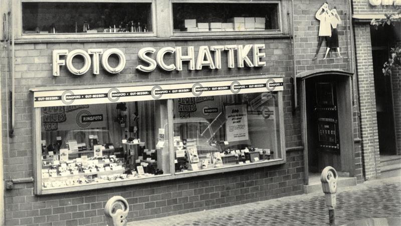 Foto Schattke schließt - gute Argumente statt Emotionen beim Chef Das Geschäft am Pferdemarkt 1965. Hier wurden einst Tapeten und Zigarren verkauft, bevor Schattke übernahm.