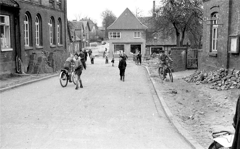 Das Geschäftshaus in der Marktstraße 1955, die damals noch einer Trümmerlandschaft glich: Die großen Fenster waren schon da.  Foto: Archiv Kachmann
