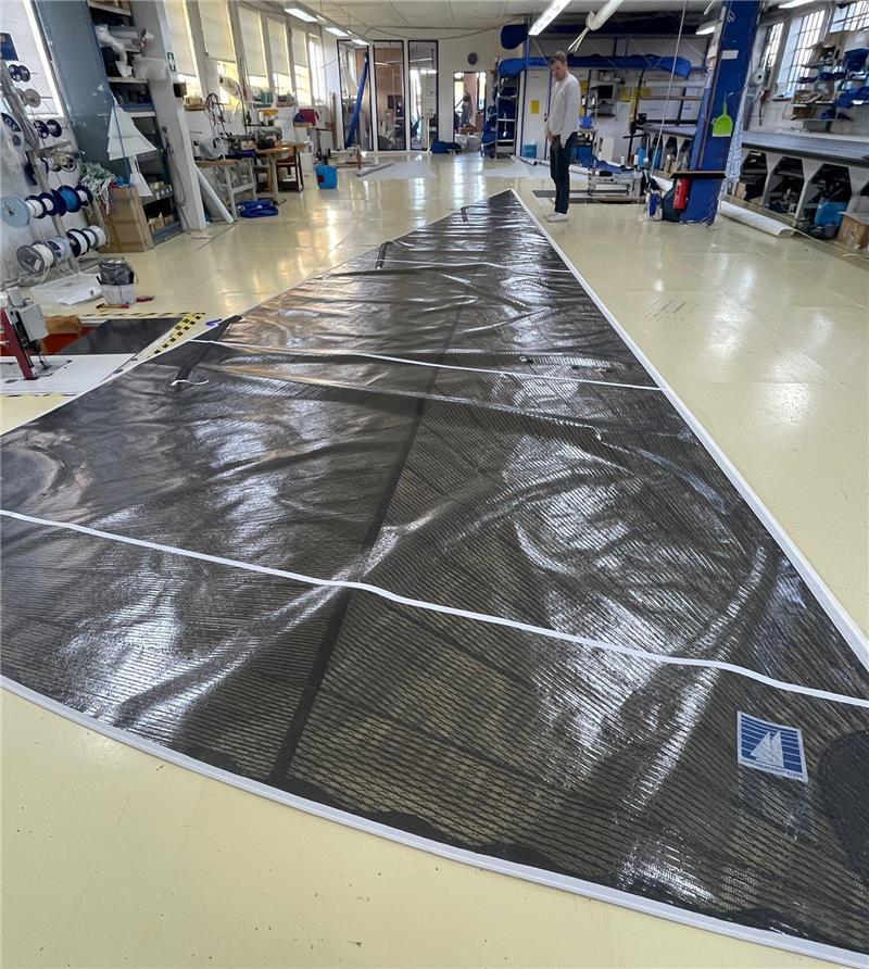 Ein Segel als Gesellenstück liegt auf dem Boden der Segelwerkstatt Stade.