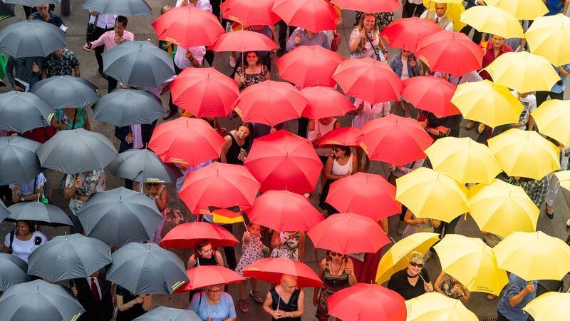 Großes Interesse an neuem Staatsangehörigkeitsrecht Das Gesetz sei ein wichtiges Signal an Menschen mit Migrationsgeschichte, „dass wir sie sehen, sie anerkennen und dass wir sie demokratisch teilhaben lassen“, sagt die Bundestagsabgeordnete Filiz Polat von den Grünen.