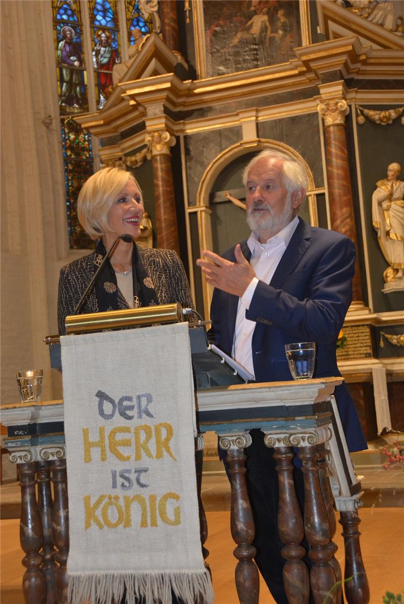 Das Gesicht der HEUTE-Nachrichten: Petra Gerster mit ihrem Ehemann, dem Publizisten Christian Nürnberger, am Mittwochabend in der Kirche St. Wilhadi beim Michaelis-Empfang der Evangelischen Kirche. Foto Stephan