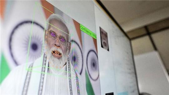 Das Gesicht von Premierminister Modi wird analysiert, um einen Avatar von ihm zu erstellen.
