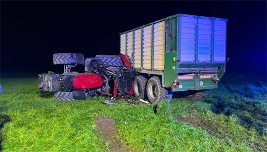 Das Gespann kam in Neuenkirchen (Kreis Cuxhaven) von der Straße ab.