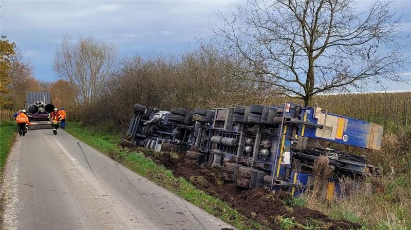 Lkw mit Tieflader verunglückt auf Wirtschaftsweg in Dollern Das Gespann krachte auf die linke Fahrzeugseite.