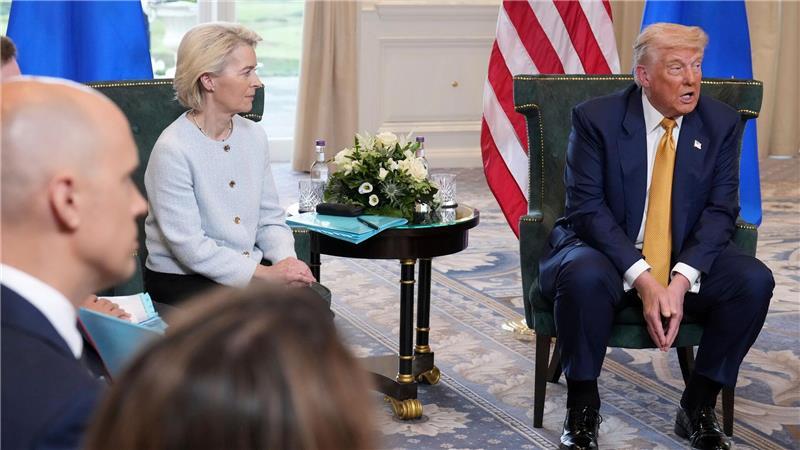 EU und USA schließen Zolldeal Das Gespräch fand auf dem Gelände von Trumps Golfresort statt.