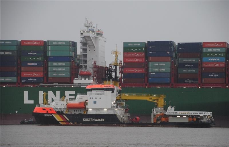 Das Gewässerschutzschiff des Wasser- und Schifffahrtsamtes Cuxhaven, die „Neuwerk“, ist ein Zwerg im Vergleich zum Mega-Schiff , dass 19.000 Standardcontainer laden kann.