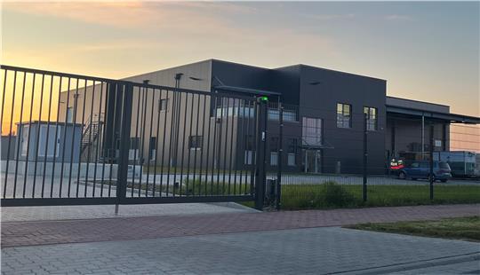 Das Gewerbegebiet Ostfeld II - hier das Schlachthaus von Küstenswien/Röhrs - ist voll, die Gemeinde Jork sucht neue Flächen.