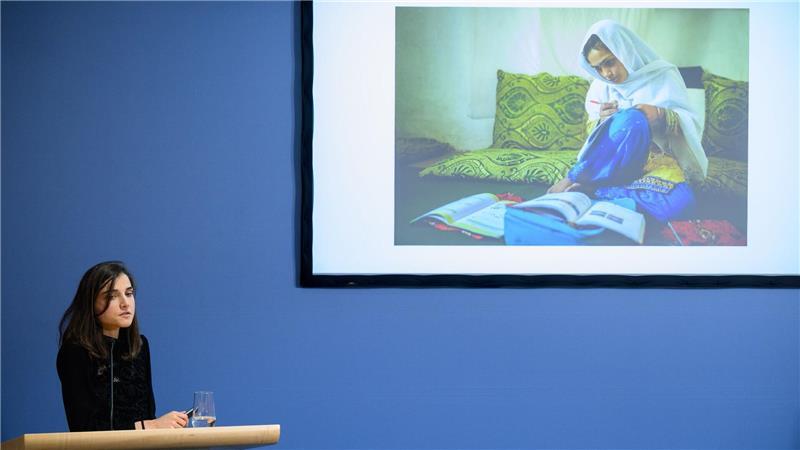 Das Gewinnerbild dieses Jahres stammt von der französischen Fotojournalistin Elise Blanchard, wie das Kinderhilfswerk der Vereinten Nationen mitteilte. Es stellt ein zehnjähriges Mädchen aus Afghanistan dar.