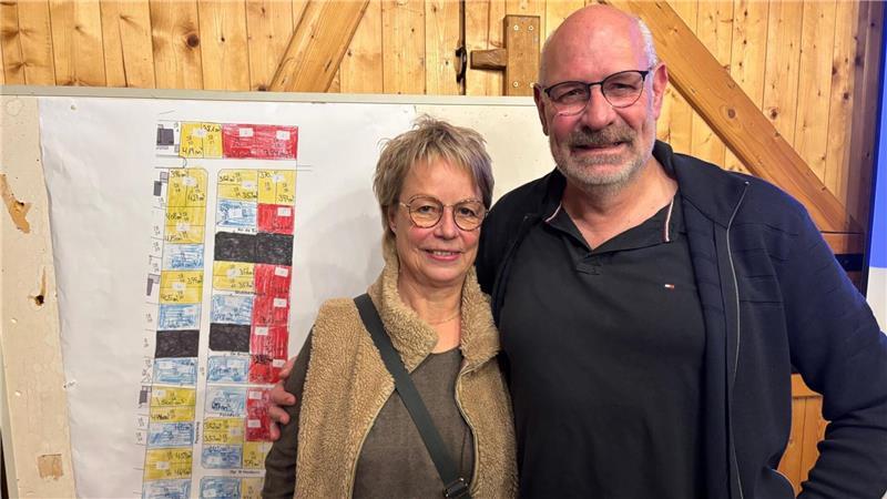 Ein Glückslos für den Bauplatz: Beckdorf lässt den Zufall entscheiden Das Glück war auf ihrer Seite: Brigitte Behrendt und Andreas Lendrig erhielten ihr Traum-Grundstück.