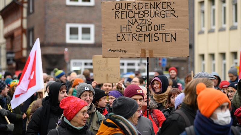 Querdenker-Demo und Gegenprotest: Polizei in Göttingen greift ein Das „Göttinger Bündnisses gegen Rechts“ hat zur Gegendemo aufgerufen.