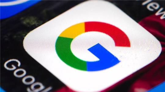 Das Google-Logo auf einem Smartphone. Google will in den USA nach einem App-Store-Vergleich Millionen zahlen.