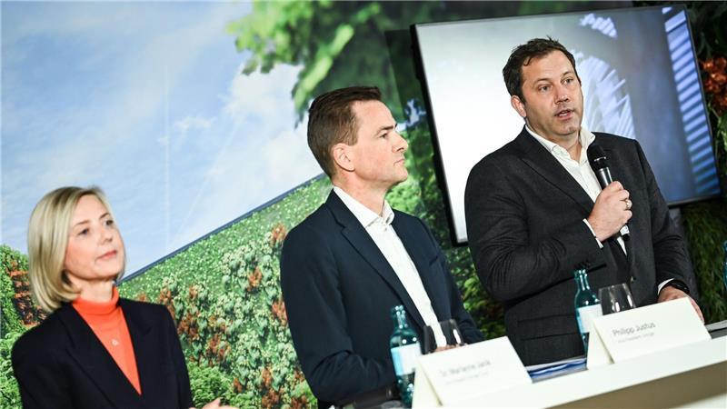 Google investiert 5,5 Milliarden Euro in Deutschland Das Google-Management hat im Beisein von Finanzminister Lars Klinbeil (r) die Pläne verkündet.