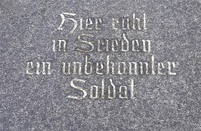 Das Grab in Steinkirchen: „Hier ruht in Frieden ein unbekannter Soldat“. Sein Name ist Waclaw Szelagowski . Fotos: Quelle