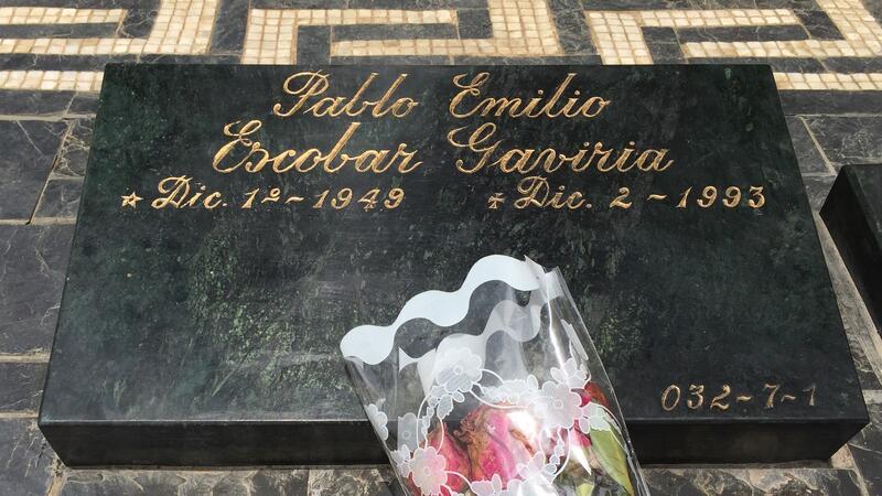 Kolumbien im Wandel des Drogenhandels Das Grab von Drogenboss Pablo Escobar in Medellín.