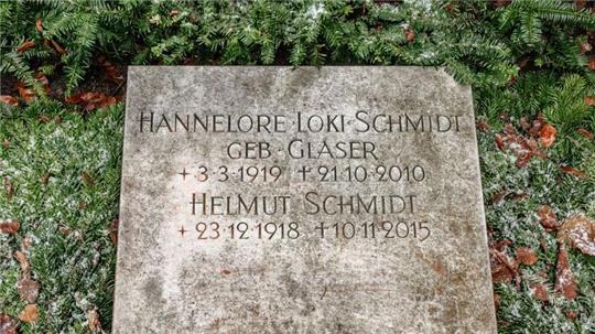 Das Grab von Helmut und Hannelore Schmidt auf dem Friedhof in Hamburg-Ohlsdorf.