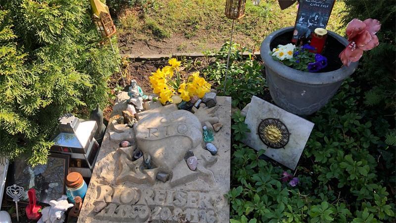 Linke Folklore: 40 Jahre „König von Deutschland“ Das Grab von Rio Reiser im Jahr 2021 (fünf Jahre später ist es deutlich verwitterter) auf dem Alten St.-Matthäus-Kirchhof in Berlin-Schöneberg. Dort sind viele Persönlichkeiten aus der queeren Community begraben.