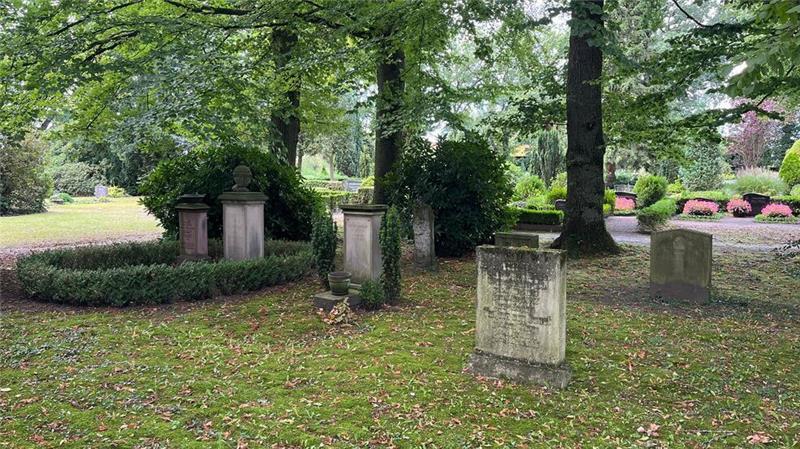Diese Neuerungen sind für den Nottensdorfer Friedhof geplant Das Grabmal der Familie von Düring soll ein zentraler Gestaltungspunkt des Friedhofs werden.