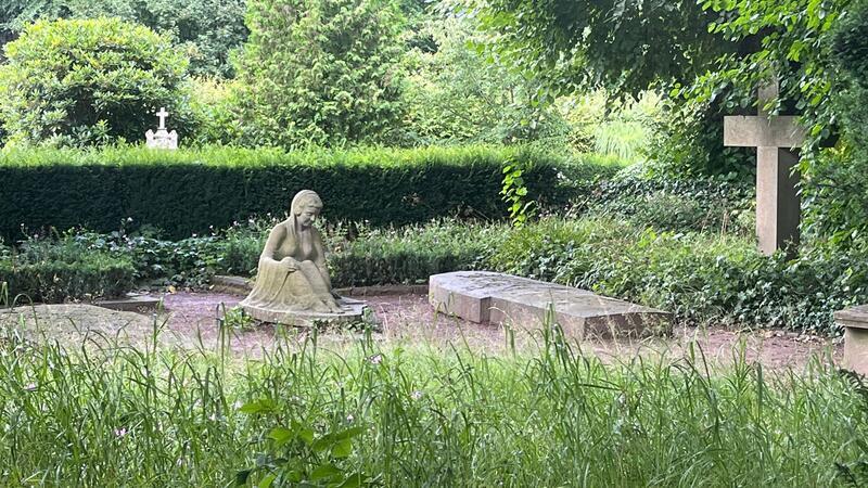 So sieht Agathenburgs neuer Friedhof aus Das Grabmal der Familie zum Felde bildet eine zentrale Achse auf der Friedhofsanlage.
